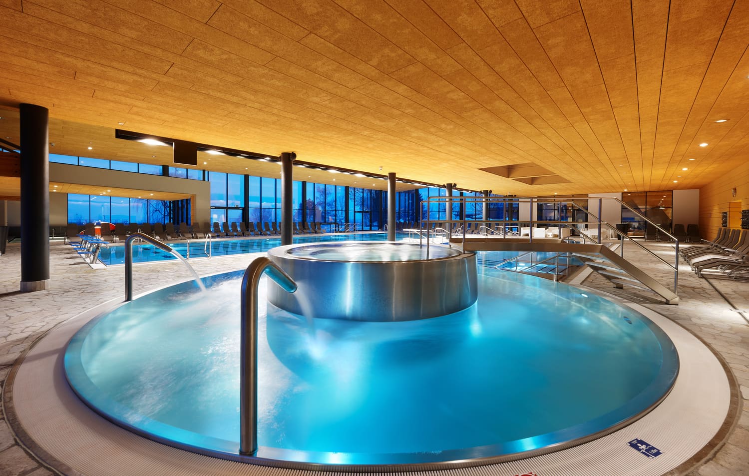 Summer or winter, the Balneum pool centre in Sterzing is the place to go for a relaxing dip, with indoor and outdoor pools and a sauna area. <br><br><a class="erlebenbutton" href="https://balneum.bz.it/">Discover more</a>